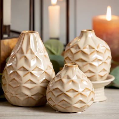 http://www.sullivangift.com/globalassets/category-page/thumbnails/2023-launch/seasonal-themes/urns-pots--planters.jpg