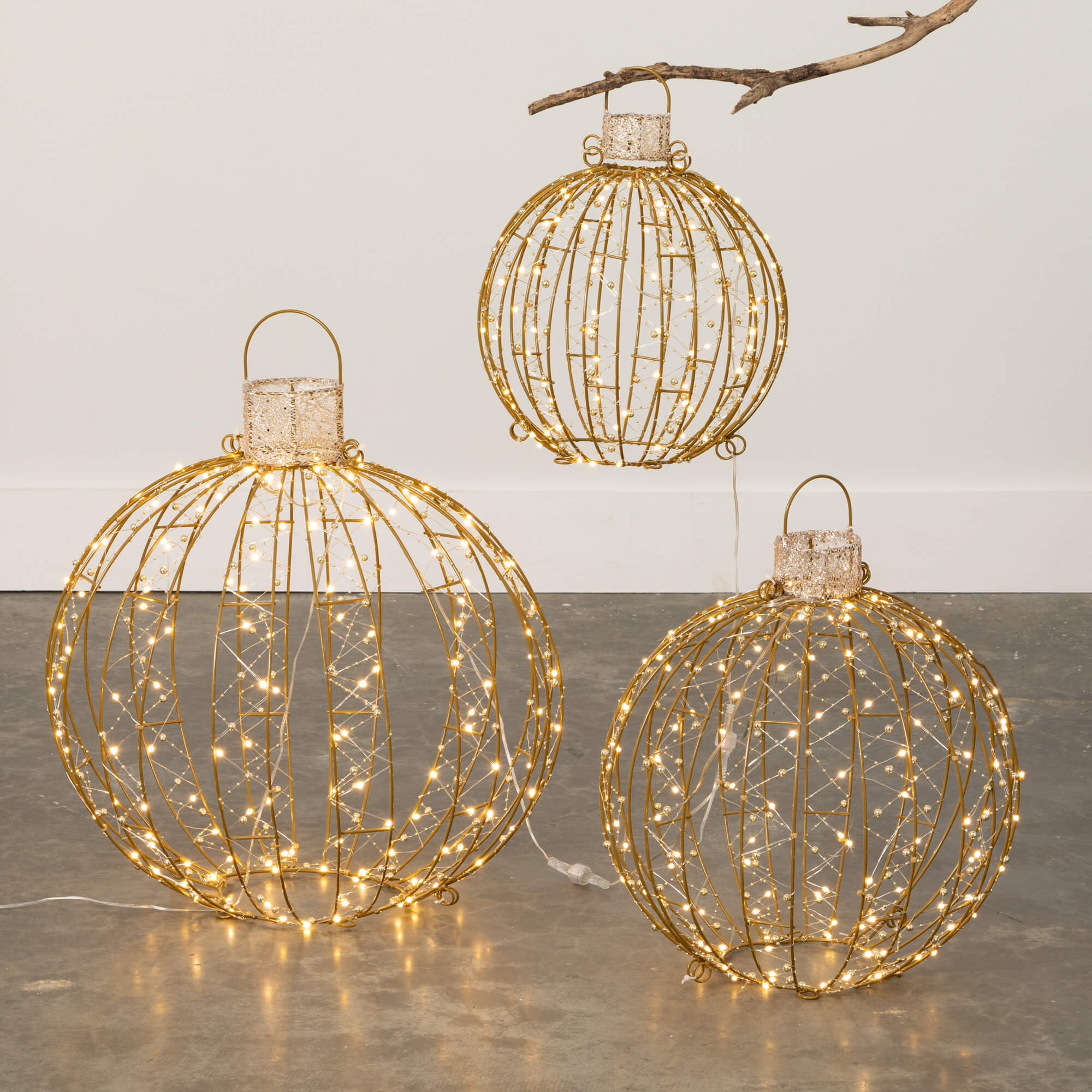 LIGHTED OUTDOOR BALL ORNAMENTS